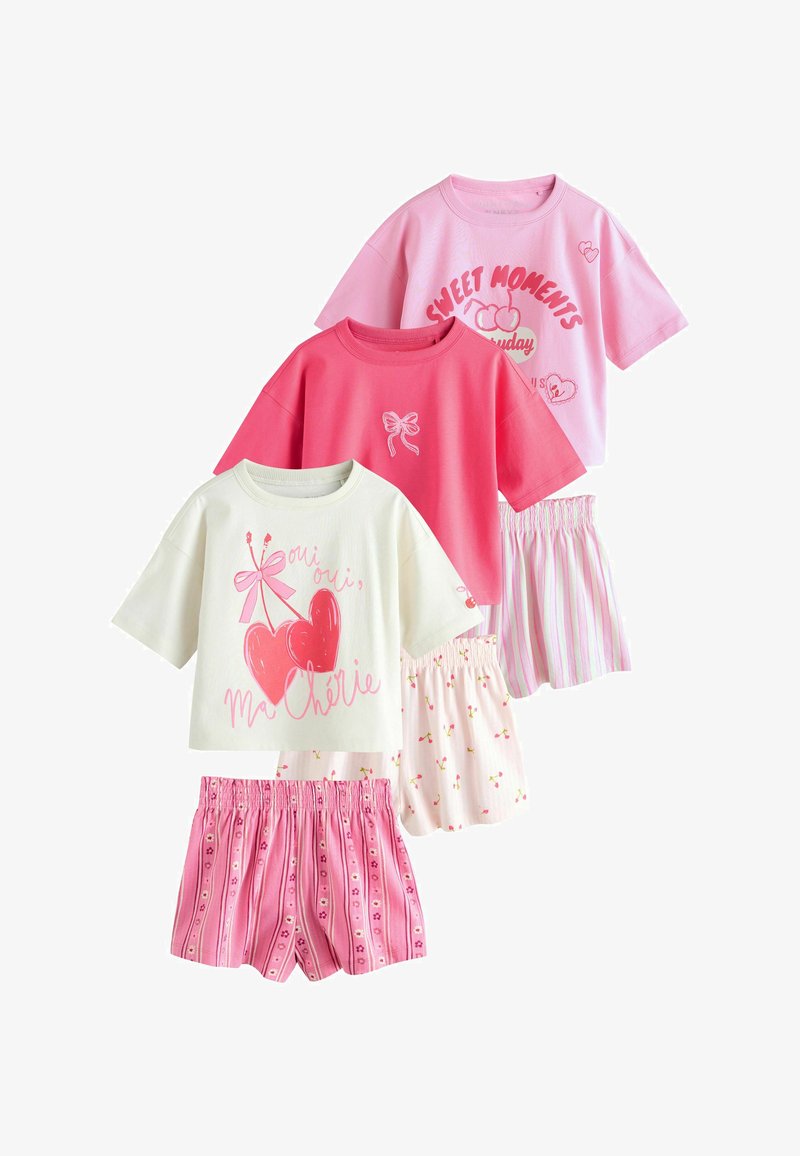 Három szett gyermek rövid ujjú felső és gumis derekú rövidnadrág rózsaszín, piros és fehér színekben, szív, masni és szöveg mintákkal.