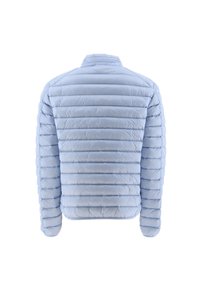 Chaqueta acolchada puff azul claro con costuras horizontales visibles desde atrás, con cuello alto y mangas largas.