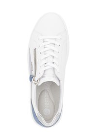Sneaker bianco in pelle con punta rotonda, lacci bianchi, dettaglio con zip e accenti azzurri chiari sui lati; soletta testurizzata con logo.