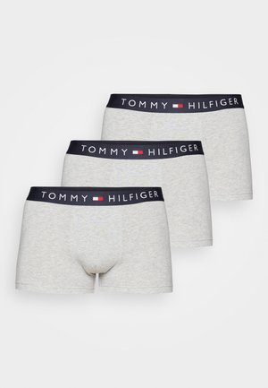 Boxeri gri din bumbac, având un brâu elastic bleumarin cu logo-ul "TOMMY HILFIGER" în accente albe și roșii. Trei perechi sunt prezentate.