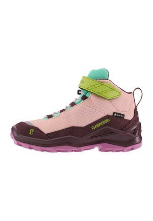 Kinderwandelschoen in roze en bordeauxrood met groene band, turquoise tong, Gore-Tex label en gestructureerde roze zool.