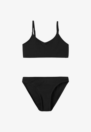 Črn rebrast dvodelni kopalni kostim z nastavljivimi naramnicami zgoraj in bikinijem srednjega pasu, prikazan na belem ozadju.