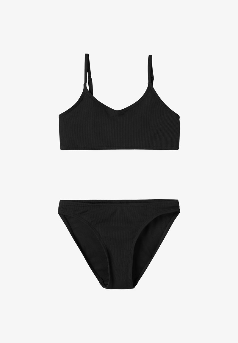 Maillot de bain deux pièces noir côtelé avec bretelles réglables sur le haut et culotte bikini taille mi-haute, présenté sur fond blanc.