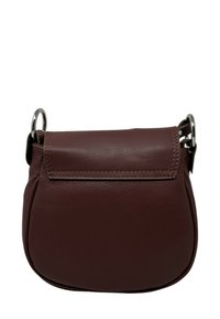 Borsa a mano in pelle marrone con forma arrotondata, chiusura a patta e dettagli in metallo argentato. Texture liscia con cuciture visibili.