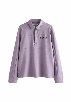 Langærmet lilla poloshirt med krave, knaplukning og "BAKER BY TED BAKER" logo på venstre bryst.