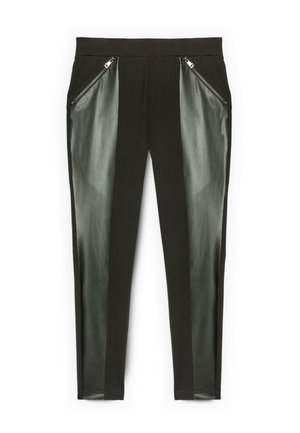 Pantaloni neri con una combinazione di tessuto opaco e pannelli in ecopelle lucida sui lati esterni; dotati di tasche con zip.