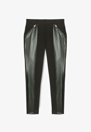 Schwarze Hosen mit einer Kombination aus mattem Stoff und glänzenden, synthetischen Lederpaneelen an den äußeren Seiten; ausgestattet mit Reißverschlusstaschen.