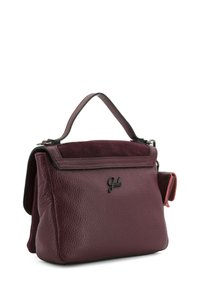 Borsa a mano in pelle bordeaux scuro con finitura testurizzata, dotata di manico corto, chiusura a patta magnetica e tracolla removibile.
