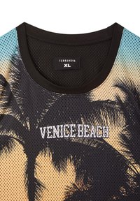 Camisetta nera a maniche corte in rete con design di palma, sfondo a gradiente e testo "VENICE BEACH" in bianco. L'etichetta riporta "TERRANOVA XL."