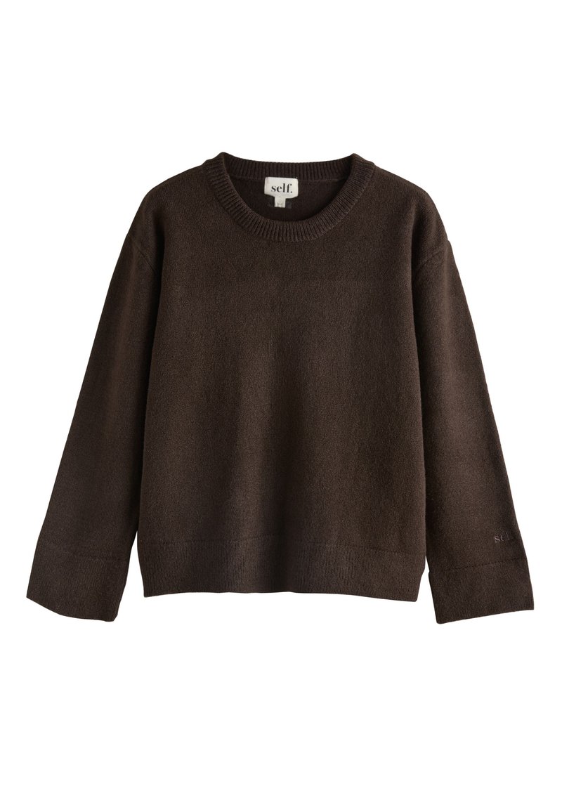 Tummanruskea neulepaita pehmeästä kankaasta, jossa on pyöreä kaula-aukko, pitkät hihat ja hieman lyhennetty malli, jossa resoriyksityiskohtia.