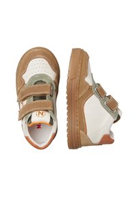 Weiße Leder- und braune Wildlederschuhe mit grünen Akzenten. Klettverschlüsse und perforierte Zehenelemente. Gummisohle mit strukturiertem Grip.