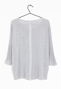 Grijze, loszittende longsleeve gemaakt van zachte stof. Heeft een rechte snit, ronde halslijn en een verticale naad langs de middenrug.