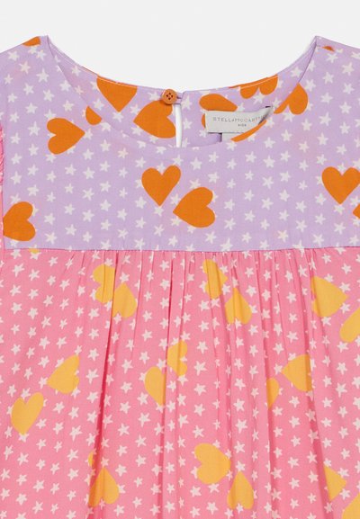 Ružové šaty s fialovou hornou časťou zdobenou oranžovými srdiečkami a bielymi hviezdami. Zapínanie na gombíky vzadu. Žabkovaný dizajn.