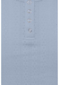 Gaiši zils adīts tops ar faktūru, kuram ir henley stils un četri metalizēti pogas. Īsas piedurknes un ribota detaļa.