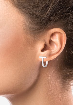 Silberner Creolenohrring mit minimalistischem Design, der einen geraden horizontalen Balken zeigt und eine glatte, glänzende Oberfläche sowie eine geometrische Form aufweist.