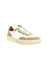 Sneaker low-cut con tomaia in pelle bianca e accenti in suede beige. Presenta un tallone marrone e un design con punte perforate. Suola in gomma.