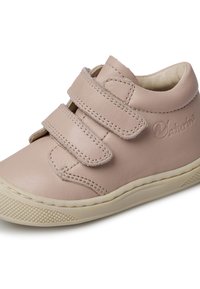 Světle růžová kožená bota se dvěma suchými zipy, zaoblenou špičkou a texturovanou gumovou podrážkou. Má jemné prošívání a značku na boku.