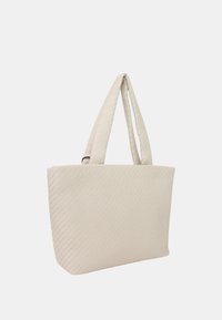 Borsa a spalla beige intrecciata con due manici piatti, forma rettangolare, superficie testurizzata e apertura superiore per un facile accesso.