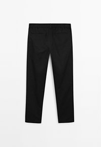 Pantaloni neri presentati piatti, con una vita elasticizzata e due tasche posteriori, su uno sfondo bianco semplice.