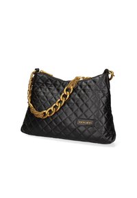 Zwarte gewatteerde handtas van soepel materiaal. Voorzien van een gouden kettingband en een gouden gaasaccent. Merklabel zichtbaar aan de voorkant.