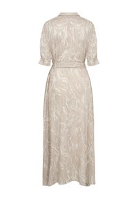 Robe longue beige avec un motif tourbillonnant blanc, manches courtes roulées, et taille ceinturée, avec un col et une silhouette fluide.