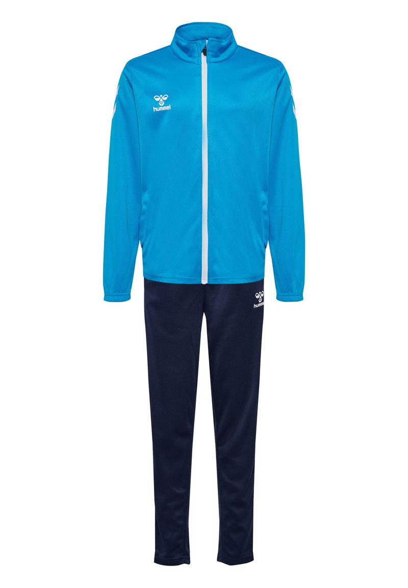 Blå idrottsdräkt med en zip-up jacka med vita accenter och marinblå byxor. Tillverkad av lättviktsmaterial för komfort och rörlighet.