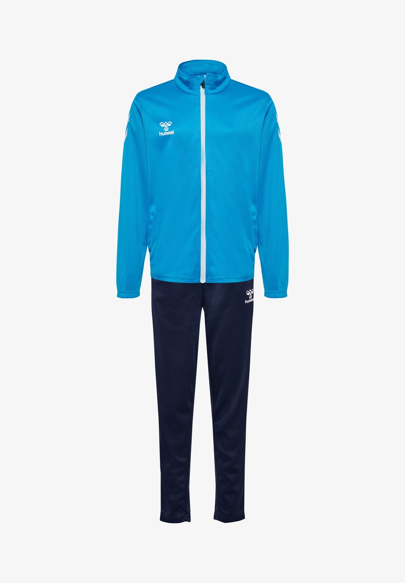 Blå idrottsdräkt med en zip-up jacka med vita accenter och marinblå byxor. Tillverkad av lättviktsmaterial för komfort och rörlighet.