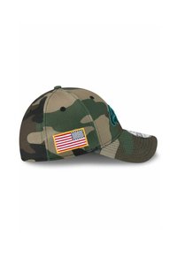 Casquette de baseball camouflage en tissu ; arbore un logo brodé en turquoise et un patch du drapeau américain sur le côté gauche.