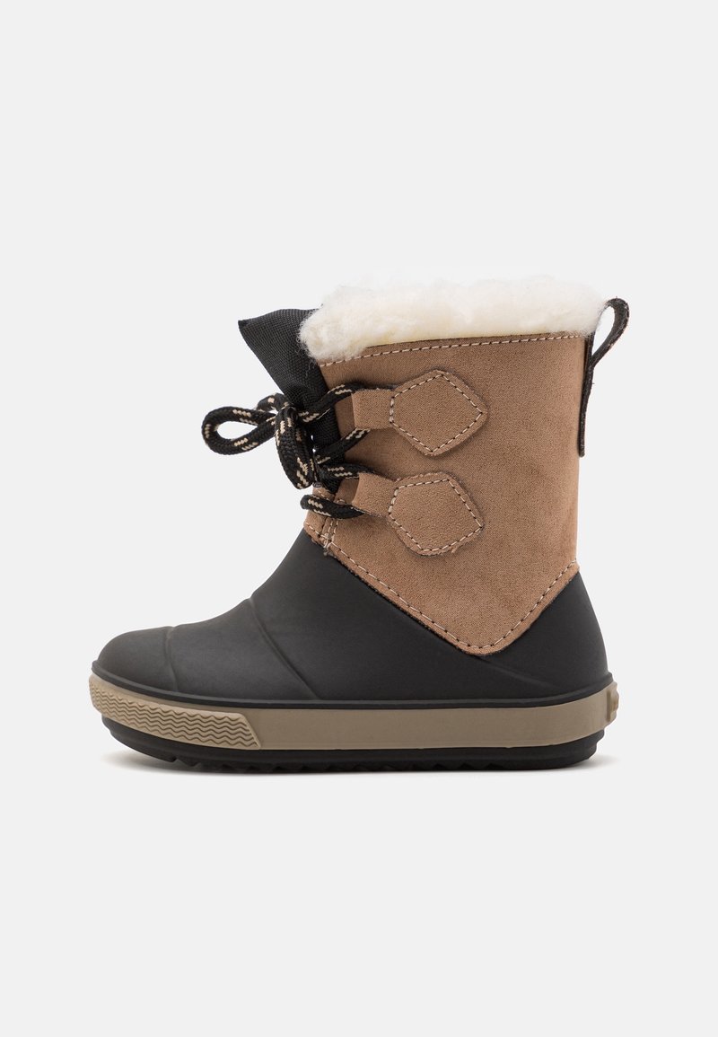 Botte d'hiver pour enfant avec partie inférieure en caoutchouc noir, dessus en daim marron, doublure en polaire blanche et lacets noirs noués en nœud sur le côté.