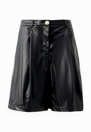 Zwarte faux leren shorts met hoge taille, plooien aan de voorkant en een ronde knoopsluiting. Glad van textuur, op maat gemaakt ontwerp.