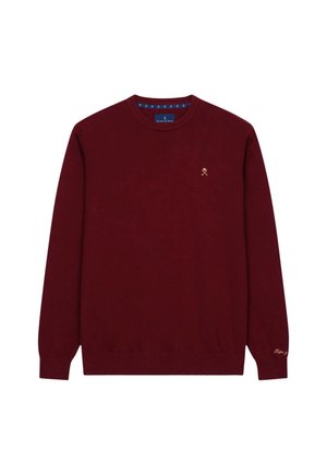 Maronfarbener Strickpullover mit langen Ärmeln, Rundhalsausschnitt, goldenen gestickten Logo auf der Brust und kontrastierendem blauen Detail am inneren Kragen.