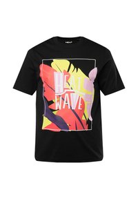 Černé tričko s krátkým rukávem, které má barevný grafický design s textem "HEAT WAVE" v bílé barvě, obklopený abstraktními vzory listů.