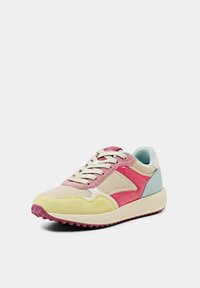 Baskets légères avec une tige en mesh rose, beige et bleu. Dotées d'un col rembourré, d'une semelle en caoutchouc crème et de textures contrastantes.