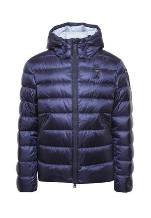 Giacca puffer blu navy con cappuccio, caratterizzata da sezioni trapuntate, una cerniera frontale e tasche laterali. Texture liscia e lucida con sottotono blu chiaro.