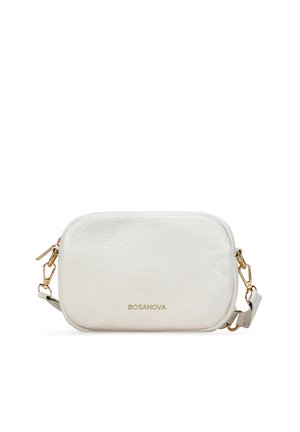 Pequeño bolso bandolera rectangular de cuero blanco con herrajes dorados y texto "BOSANOVA" en la parte delantera.