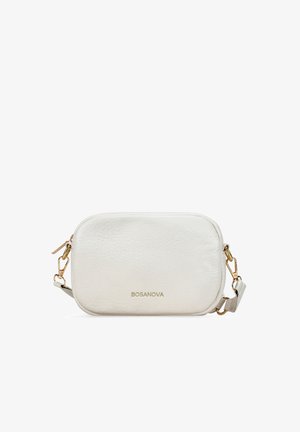 Pequeño bolso bandolera rectangular de cuero blanco con herrajes dorados y texto "BOSANOVA" en la parte delantera.