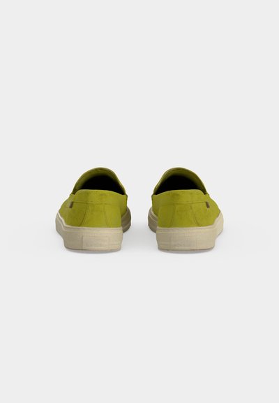 Ζευγάρι lime πράσινα slip-on αθλητικά παπούτσια με λευκές σόλες, από πίσω σε απλό ανοιχτό φόντο.