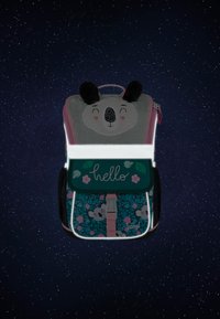 Kinderrucksack mit Panda-Design, ausgestattet mit plüschigen Ohren, grünen und blumigen Mustern, reflektierenden Akzenten und einem pinken Reißverschluss.