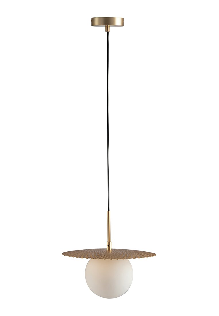 Lampa wisząca z okrągłą białą szklaną kulą, teksturowanym beżowym kloszem i złotymi metalowymi akcentami. Podparta czarnym przewodem zwisy i mocowaniem sufitowym.