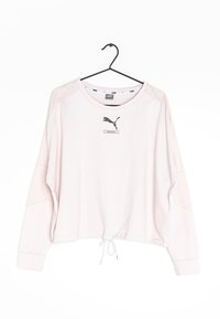 Sudadera de manga larga color rosa claro con cuello y puños acanalados, que presenta un dobladillo ajustable con cordón y un pequeño logo de Puma en negro en la parte delantera.