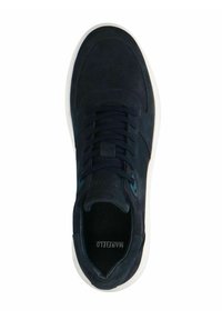 Marineblauwe suède sneaker met geperforeerde neus, donkere veters en een witte rubbersole. Heeft branding op de tong en subtiele teal accenten.