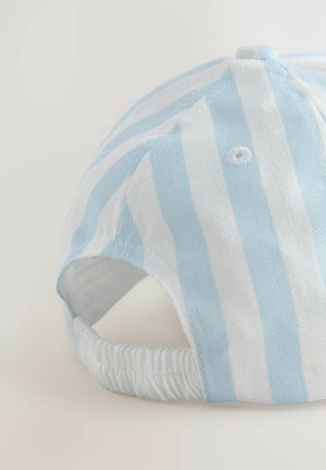 Casquette rayée bleu et blanc en coton, avec une visière courbée et un dos élastiqué pour un ajustement réglable. Détail de tissu texturé visible.