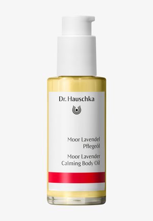 Klare Glasflasche mit weißer Pumpe, die gelbes Moor-Lavendel Beruhigendes Körperöl von Dr. Hauschka enthält, beschriftet auf Deutsch und Englisch.