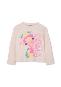 Ροζ ανοιχτόχρωμο πουκάμισο με μακριά μανίκια που απεικονίζει μια πολύχρωμη εικόνα μιας καμηλοπάρδαλης με ακουστικά, με έντονο κείμενο "ALL LIGHTS ON ME" σε νέον χρώματα.