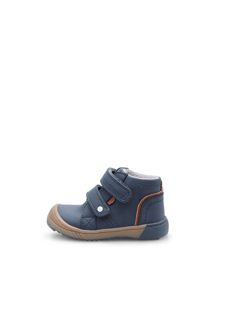 Sinine sünteetilisest materjalist väikelaste saabas, millel on kaks Velcro rihma, kummist tald, pruunid aktsendid ja pehmendatud krae. Kujundatud mugavuse ja toe tagamiseks.