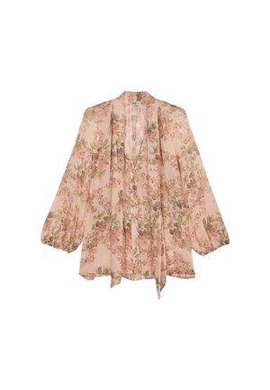 Blouse florale en tissu léger, avec une base rose ornée de motifs floraux verts et roses, à manches longues et décolleté en V.