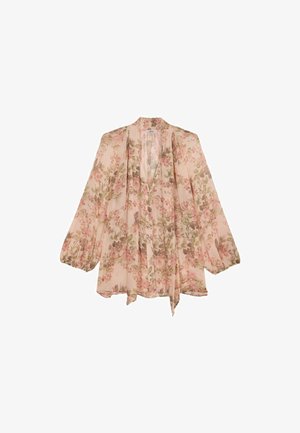 Bloes met bloemenprint, gemaakt van lichtgewicht stof, met een roze basis en groene en roze bloemmotieven, lange mouwen en een V-hals.