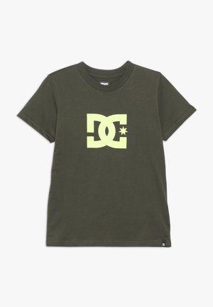 Olijfgroen T-shirt met korte mouwen en een groot geel DC-logo en ster in het midden aan de voorkant.