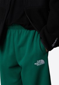 The North Face ESSENTIAL - Trainingsbroek - evergreen