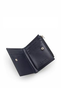 Marineblaues Lederportemonnaie mit Reißverschluss, mehreren Kartenfächern und einem Druckknopf. Mit geprägtem Logo und kontrastierenden Nähten.